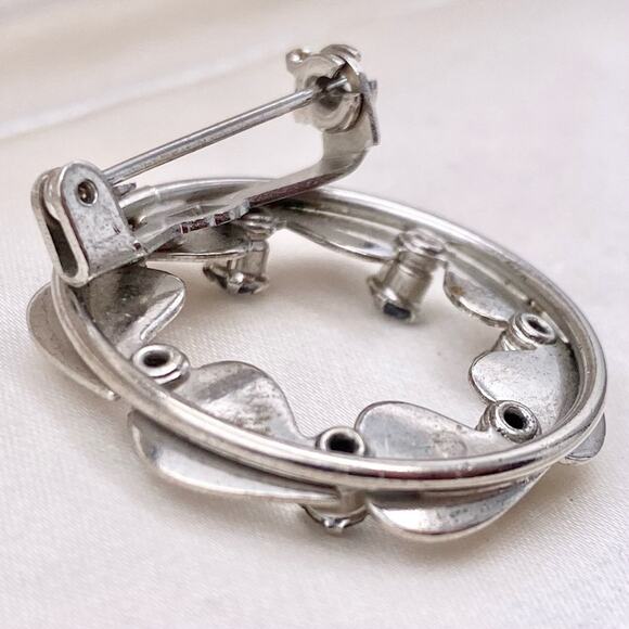 Vintage 1960’s Era Textured Leaf Blue Rhinestone Wreath Circle Brooch - Picture 10 of 11